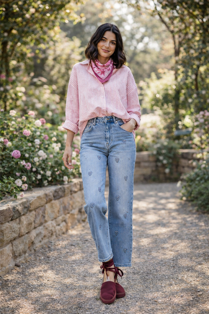 Pantalón vaquero con brillo y corazones