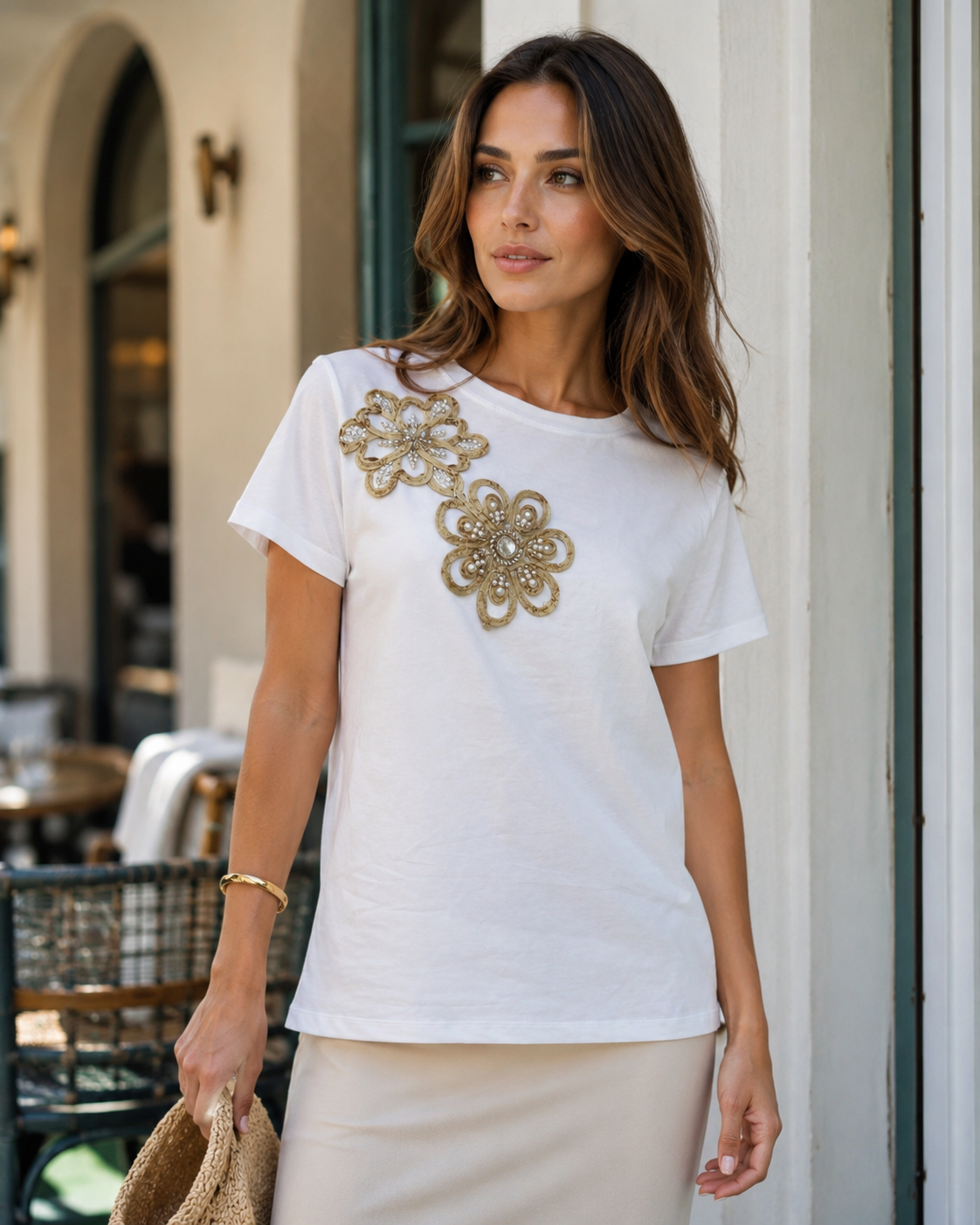 T-shirt com flor e perola