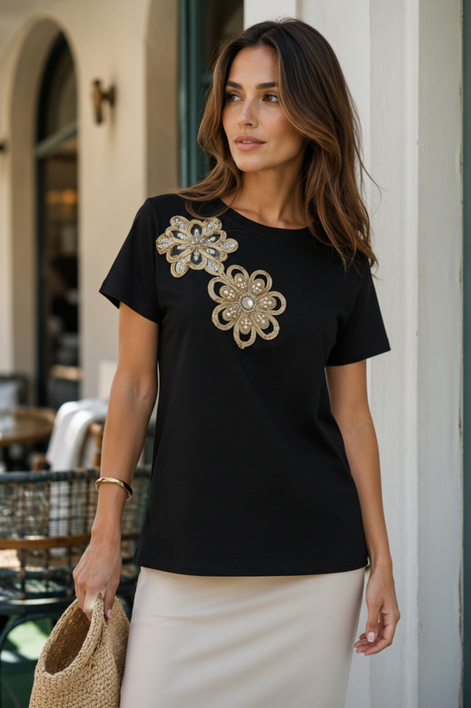 T-shirt com flor e perola